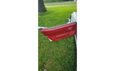 Chevrolet-Corvette-1982-white-red-7