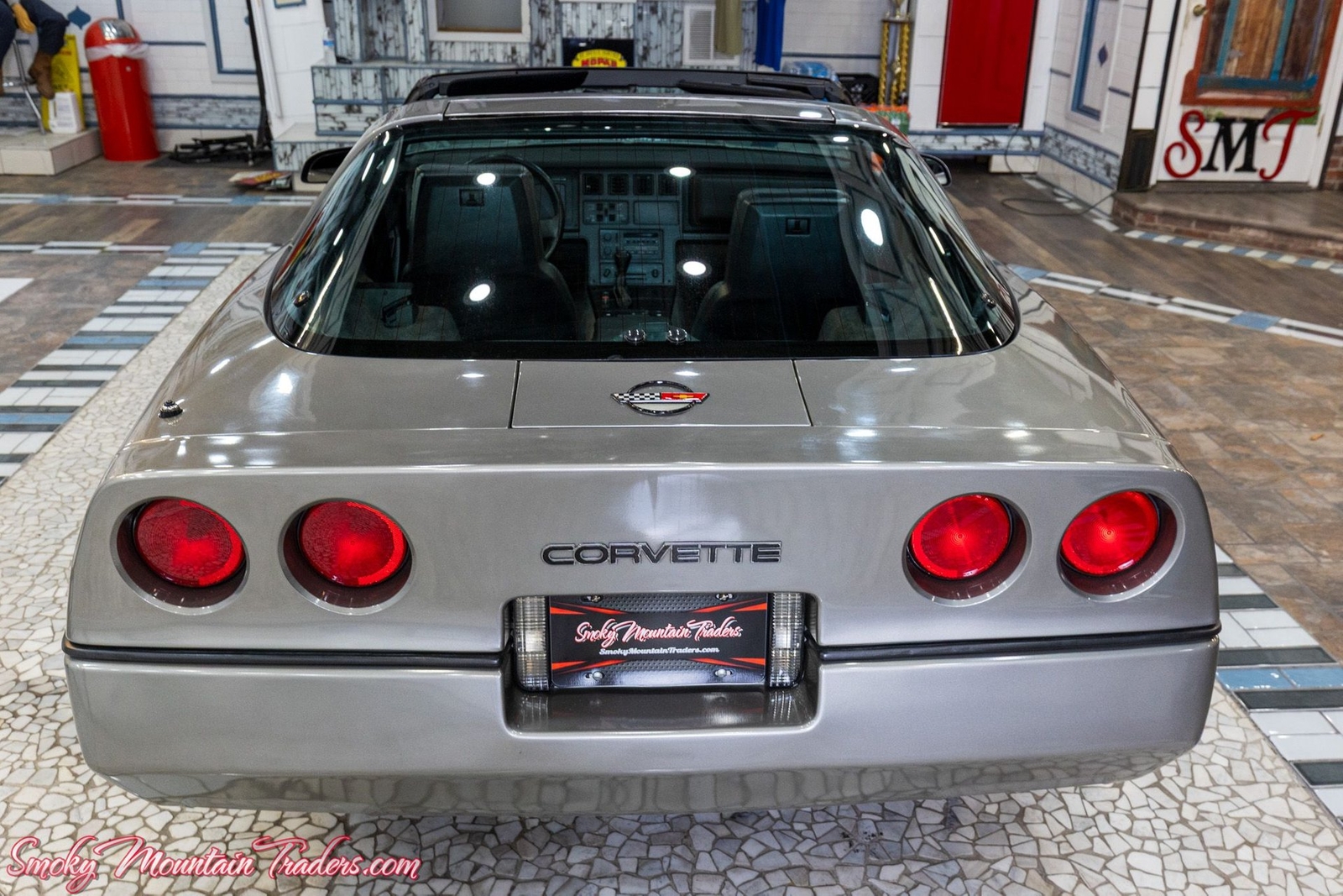 Chevrolet-Corvette-1984-32