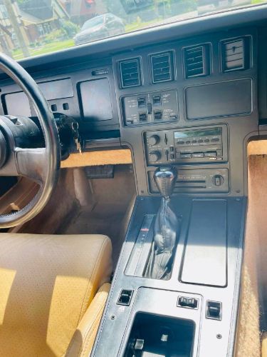 Chevrolet-Corvette-1984-6
