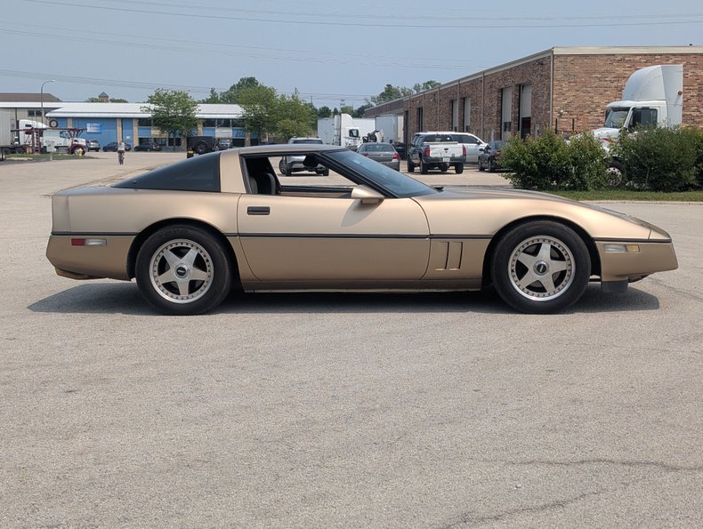 Chevrolet-Corvette-1984-Gold-Black-and-Tan-22
