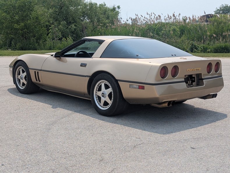 Chevrolet-Corvette-1984-Gold-Black-and-Tan-24