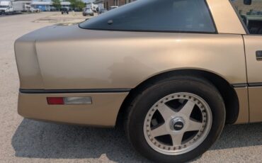 Chevrolet-Corvette-1984-Gold-Black-and-Tan-3