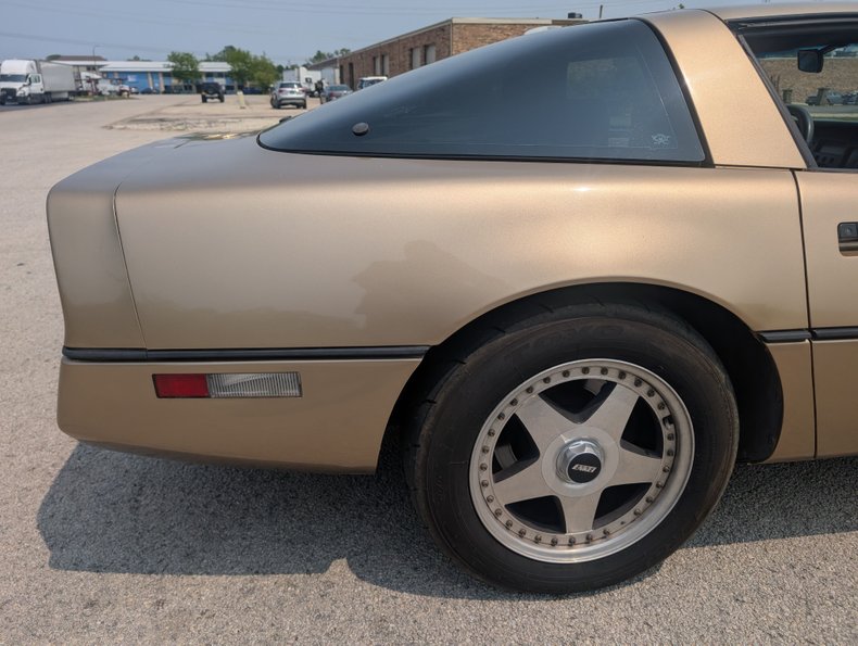 Chevrolet-Corvette-1984-Gold-Black-and-Tan-3