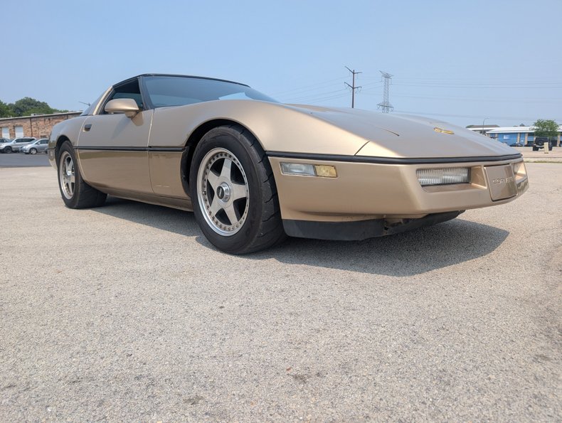 Chevrolet-Corvette-1984-Gold-Black-and-Tan-31