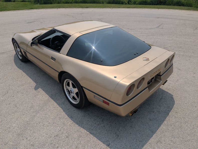 Chevrolet-Corvette-1984-Gold-Black-and-Tan-37