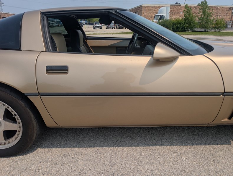 Chevrolet-Corvette-1984-Gold-Black-and-Tan-4