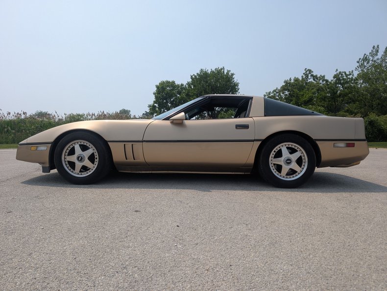 Chevrolet-Corvette-1984-Gold-Black-and-Tan-40