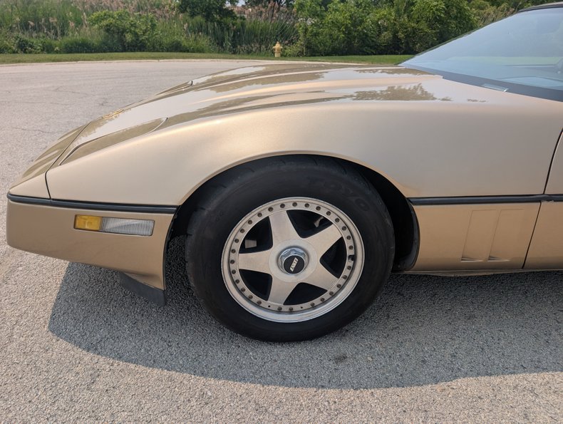 Chevrolet-Corvette-1984-Gold-Black-and-Tan-42