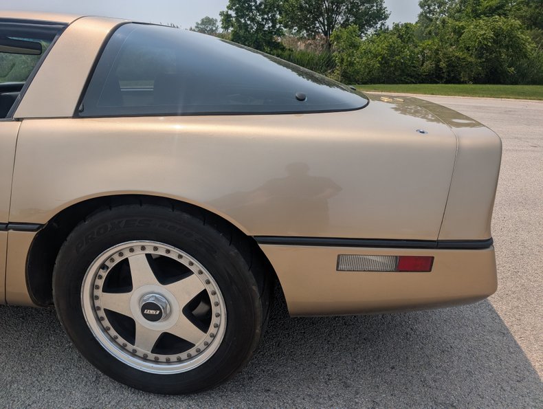 Chevrolet-Corvette-1984-Gold-Black-and-Tan-44