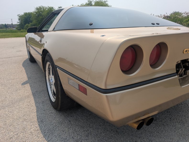 Chevrolet-Corvette-1984-Gold-Black-and-Tan-45