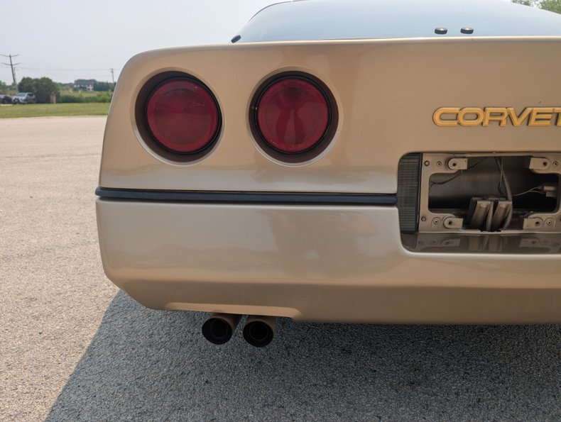 Chevrolet-Corvette-1984-Gold-Black-and-Tan-47