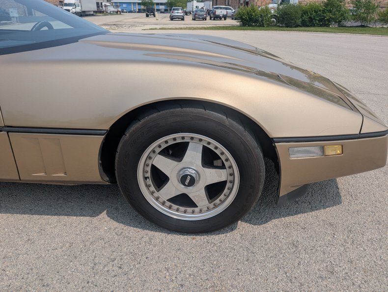 Chevrolet-Corvette-1984-Gold-Black-and-Tan-5