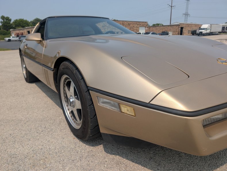 Chevrolet-Corvette-1984-Gold-Black-and-Tan-6