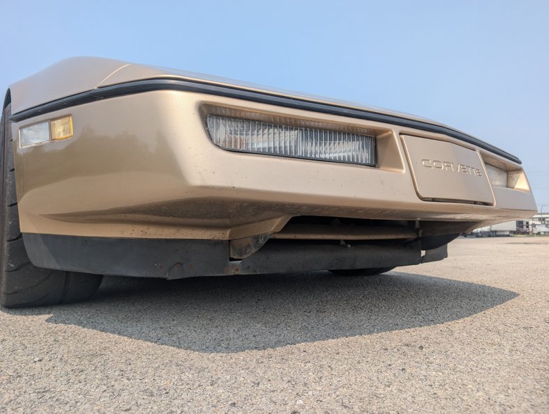 Chevrolet-Corvette-1984-Gold-Black-and-Tan-7