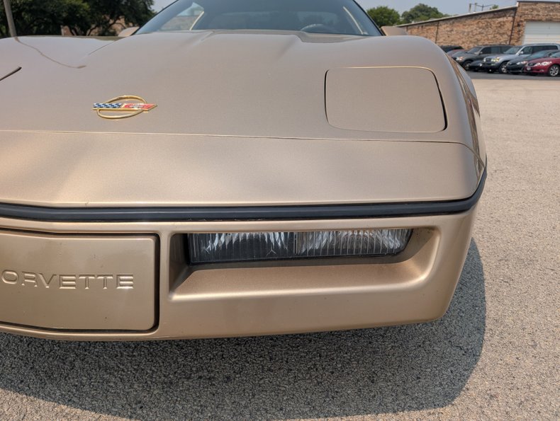 Chevrolet-Corvette-1984-Gold-Black-and-Tan-9