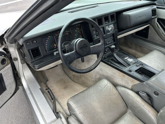 Chevrolet-Corvette-1984-Gray-Gray-17
