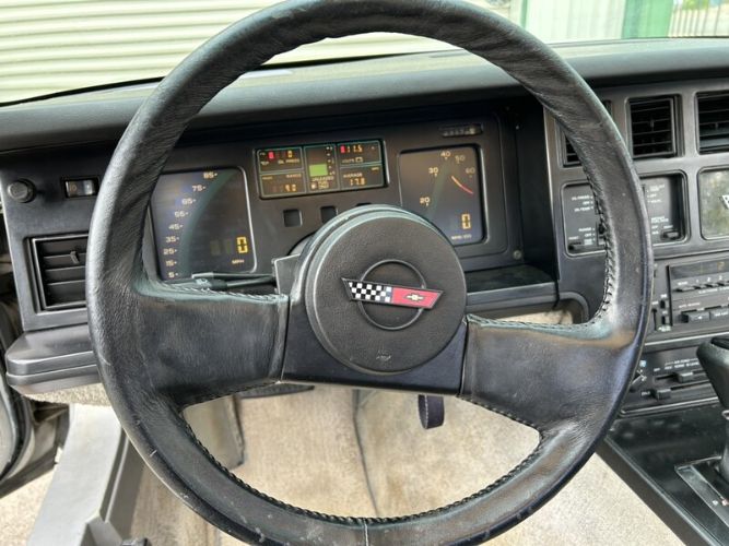 Chevrolet-Corvette-1984-Gray-Gray-4