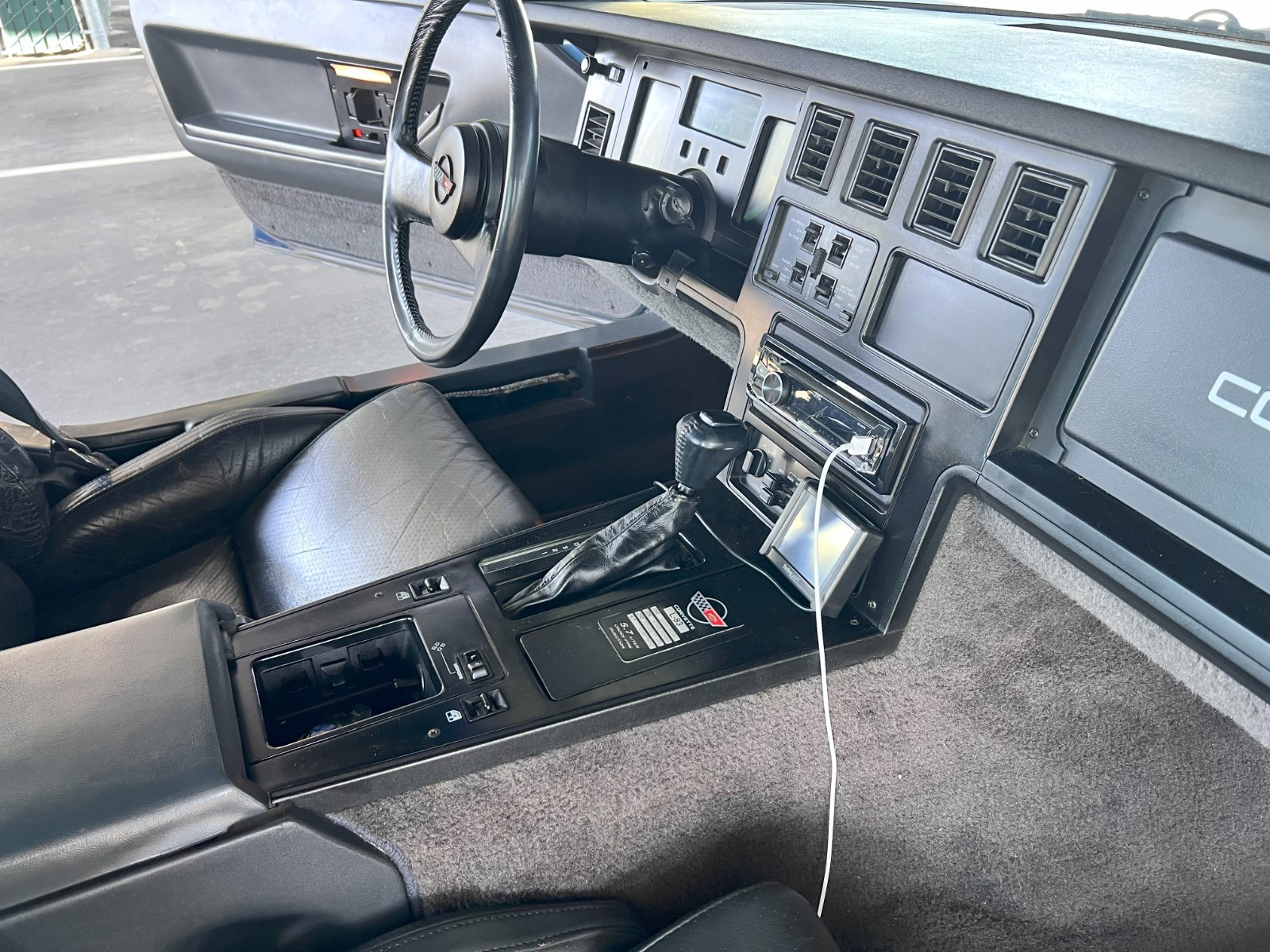 Chevrolet-Corvette-1984-Hatchback-35
