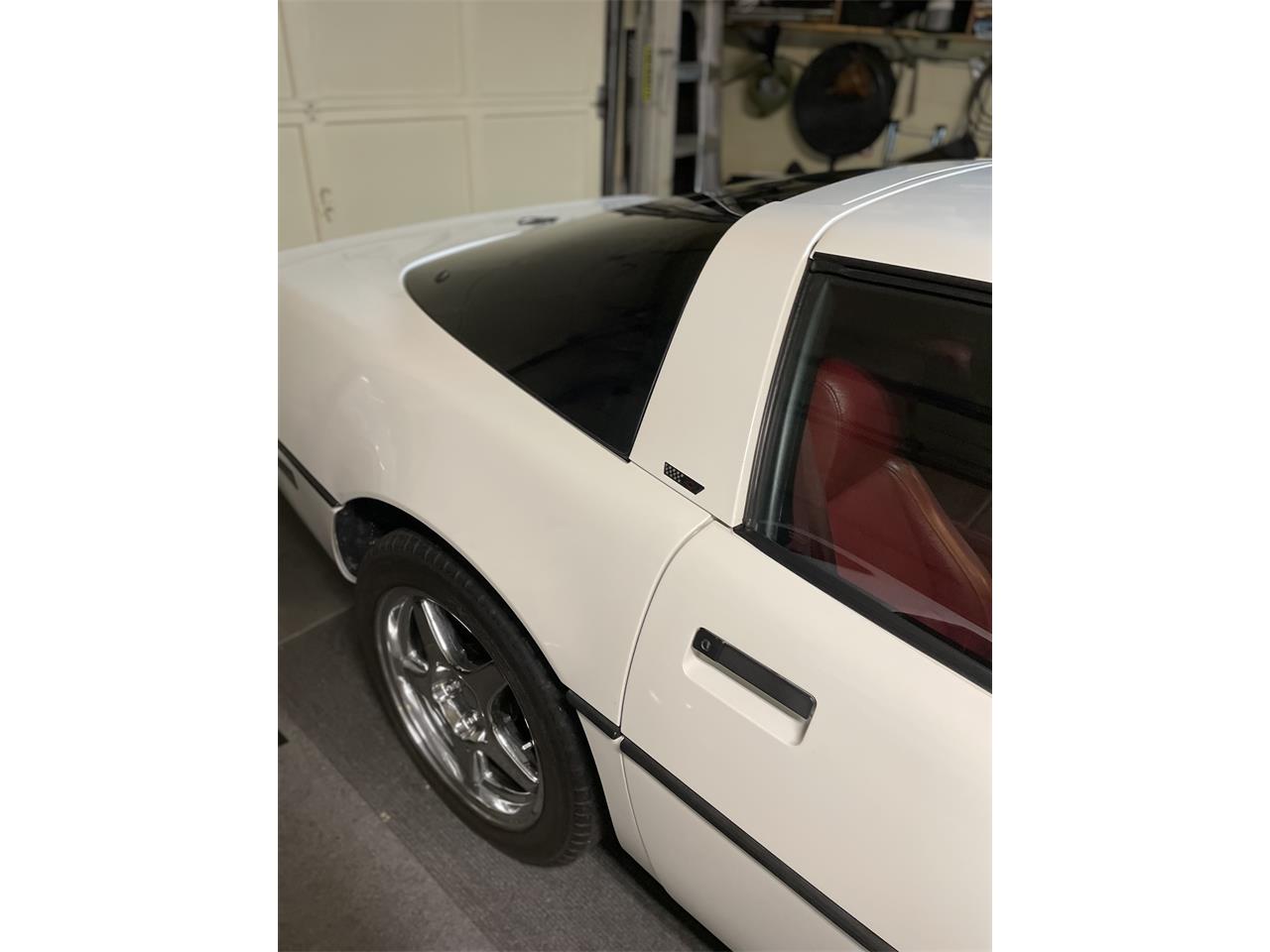 Chevrolet-Corvette-1984-White-Red-11