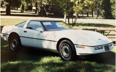 Chevrolet-Corvette-1984-White-Red-3