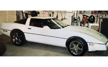 Chevrolet-Corvette-1984-White-Red-4