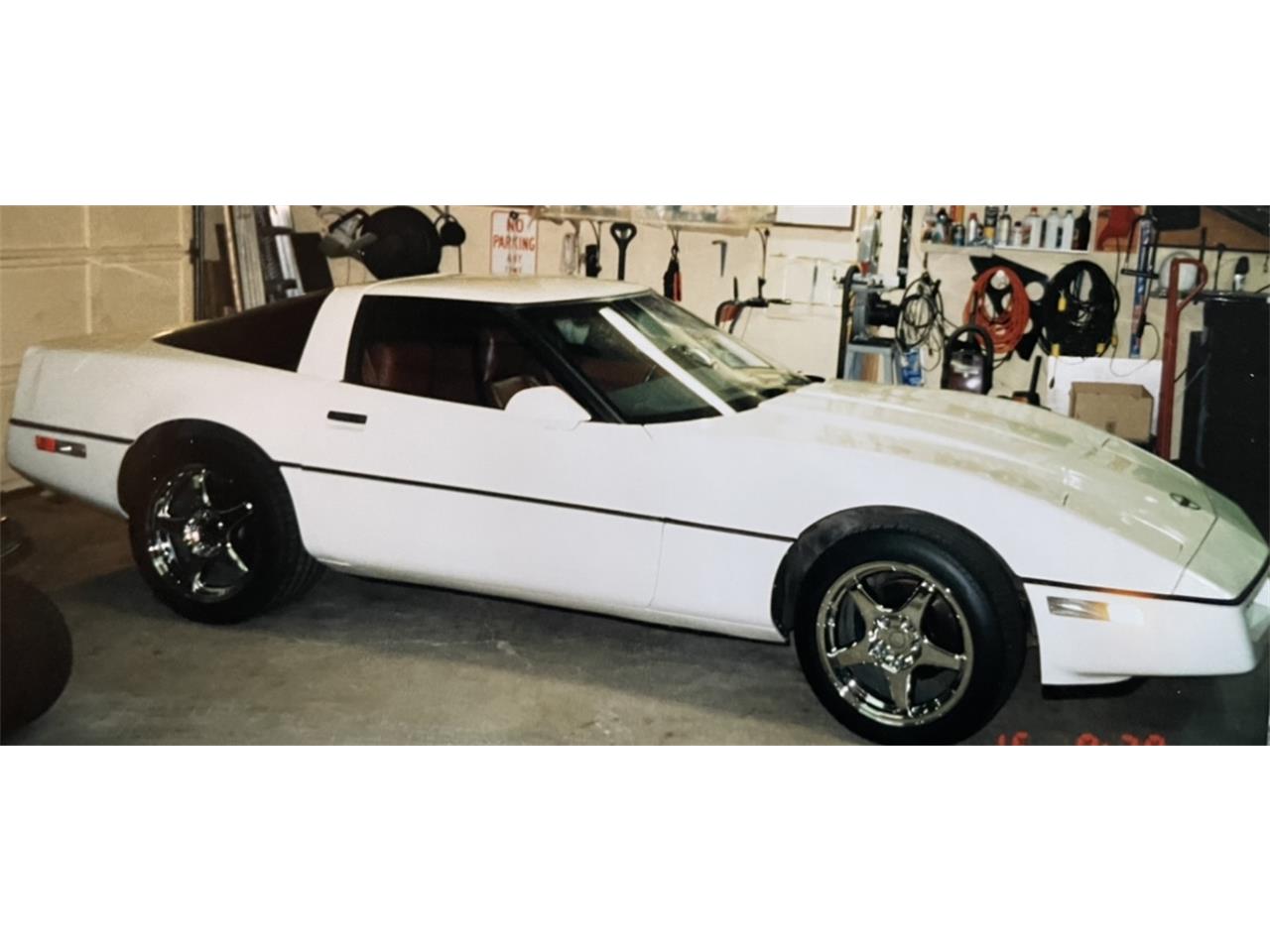 Chevrolet-Corvette-1984-White-Red-4