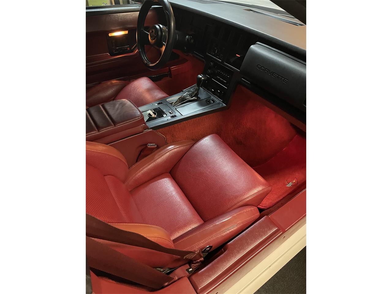 Chevrolet-Corvette-1984-White-Red-8