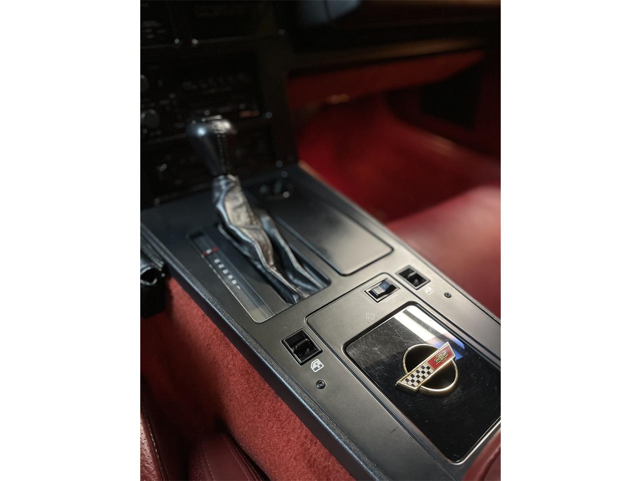 Chevrolet-Corvette-1984-White-Red-9