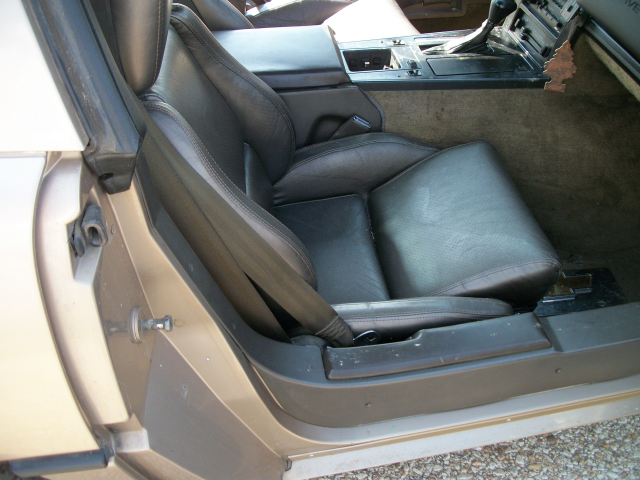 Chevrolet-Corvette-1984-bronze-metallic-bronze-15