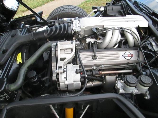Chevrolet-Corvette-1985-Black-2