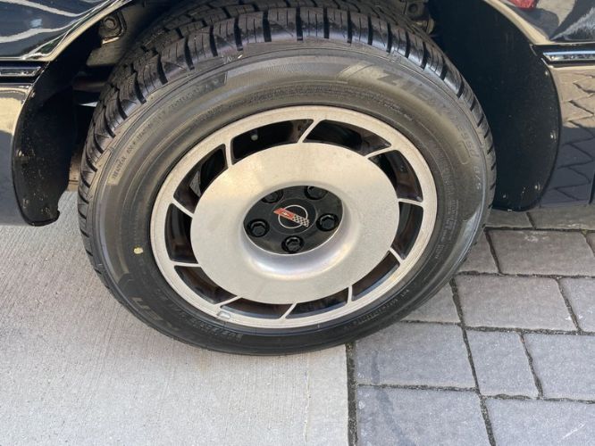 Chevrolet-Corvette-1985-Black-Charcoal-3