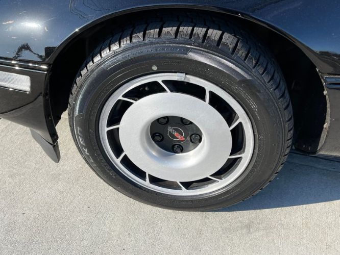 Chevrolet-Corvette-1985-Black-Charcoal-36