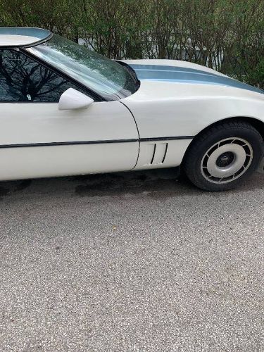 Chevrolet-Corvette-1985-White-3