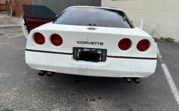 Chevrolet-Corvette-1985-White-Red-3