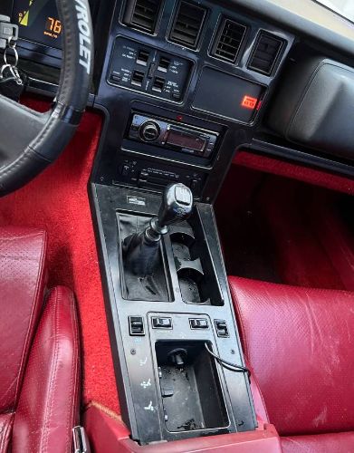 Chevrolet-Corvette-1985-White-Red-6