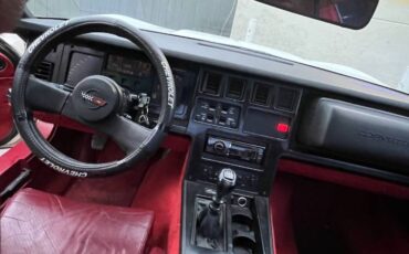 Chevrolet-Corvette-1985-White-Red-7