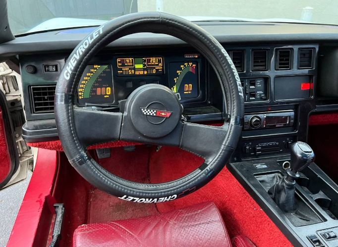 Chevrolet-Corvette-1985-White-Red-8
