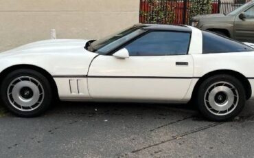 Chevrolet-Corvette-1985-White-Red-9