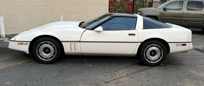 Chevrolet-Corvette-1985-White-Red-9