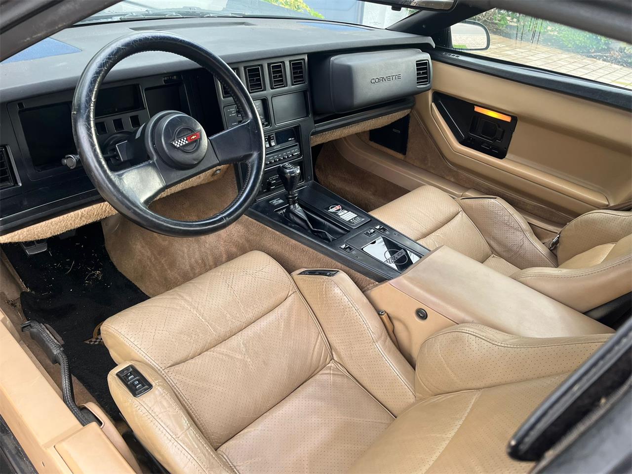 Chevrolet-Corvette-1986-Black-Beige-4