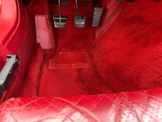 Chevrolet-Corvette-1986-Bright-Red-1