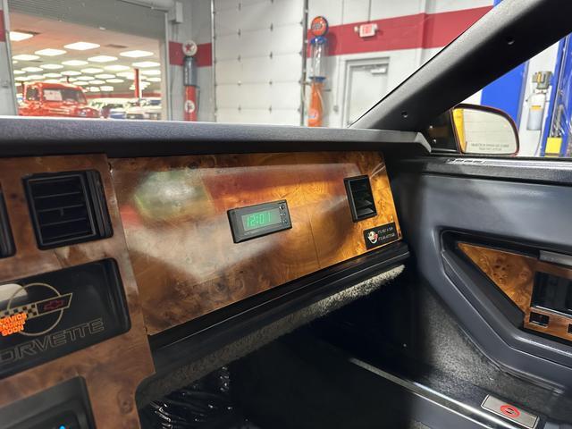 Chevrolet-Corvette-1986-Convertible-17