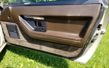 Chevrolet-Corvette-1986-Silver-Beige-Metalli-Bronze-2