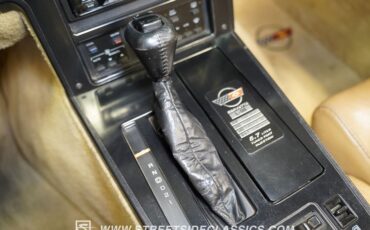 Chevrolet-Corvette-1987-Gold-Metallic-Saddle-45