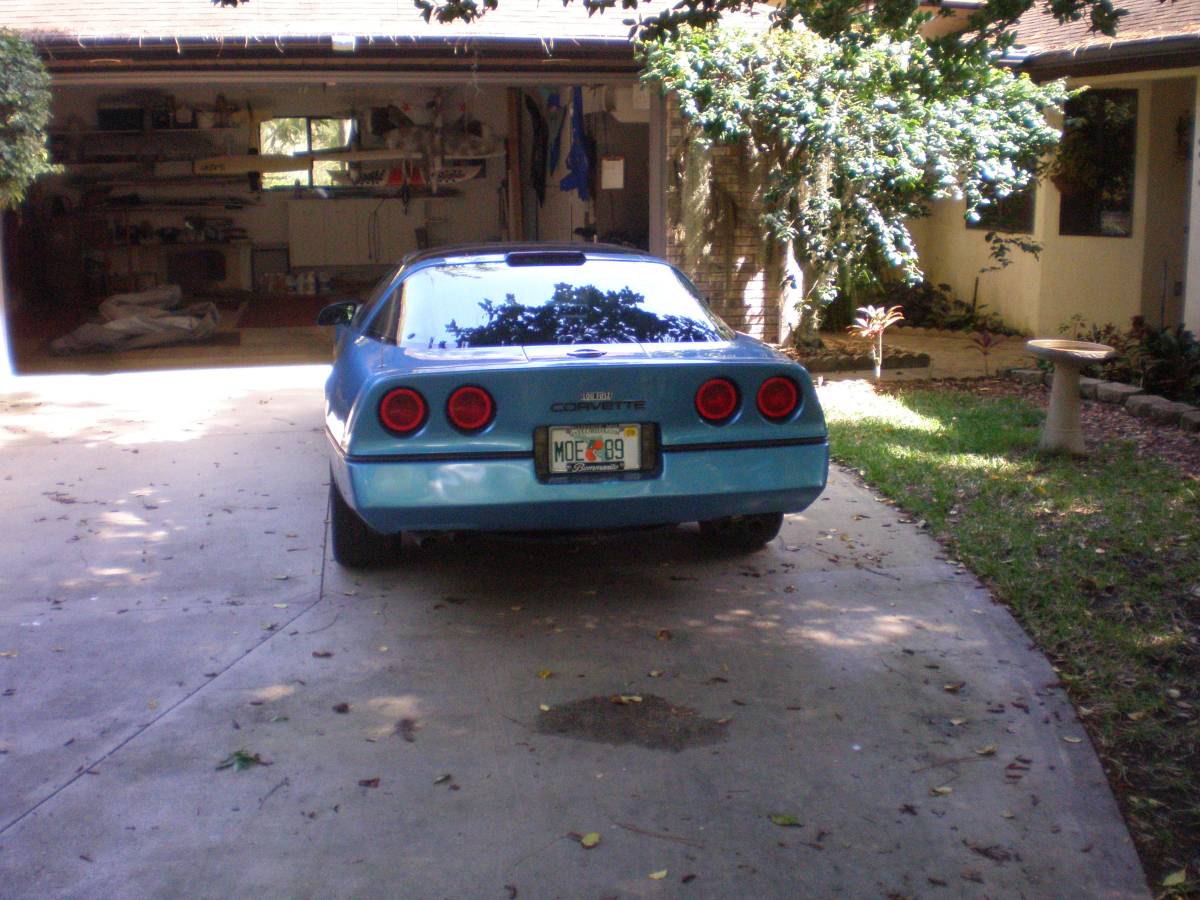 Chevrolet-Corvette-1987-blue-2