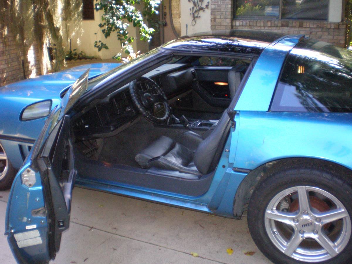 Chevrolet-Corvette-1987-blue-3