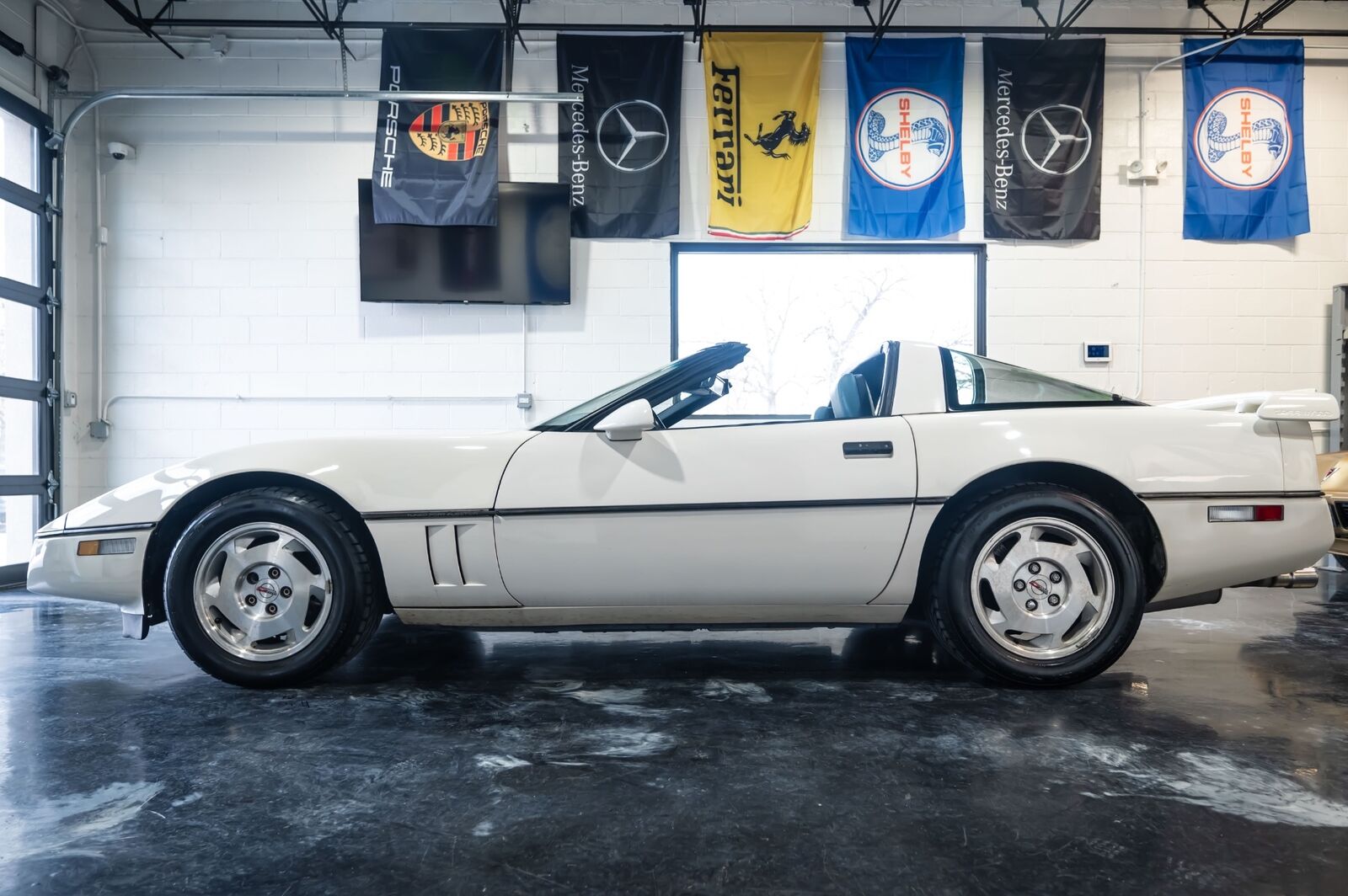 Chevrolet-Corvette-1988-Hatchback-2