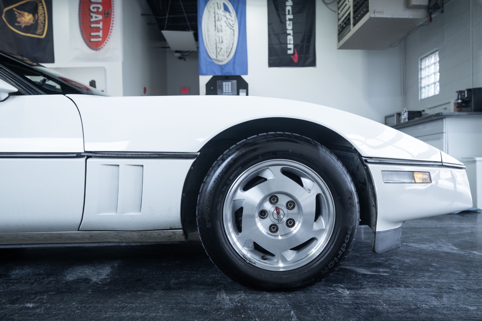 Chevrolet-Corvette-1988-Hatchback-26