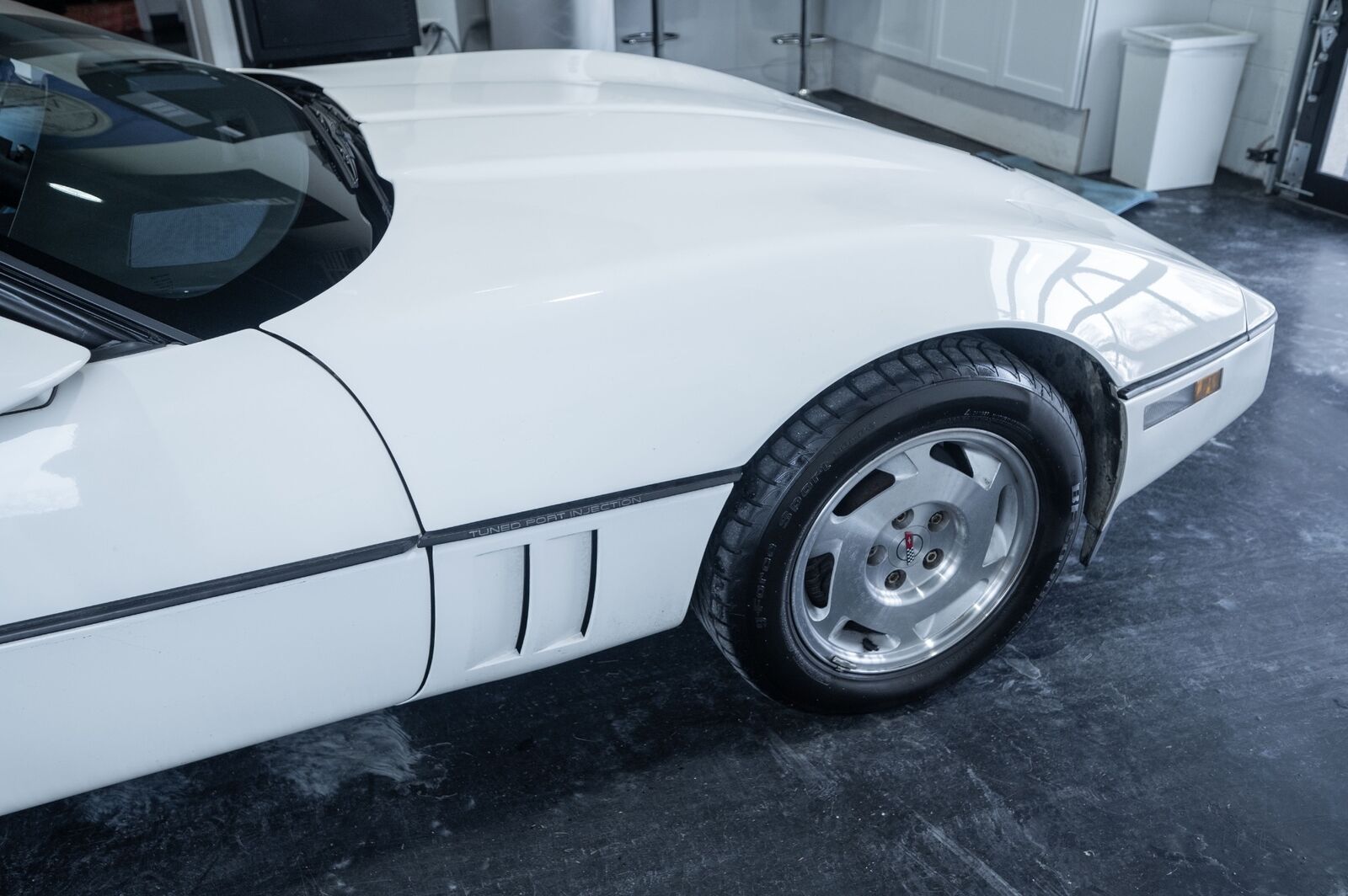 Chevrolet-Corvette-1988-Hatchback-27