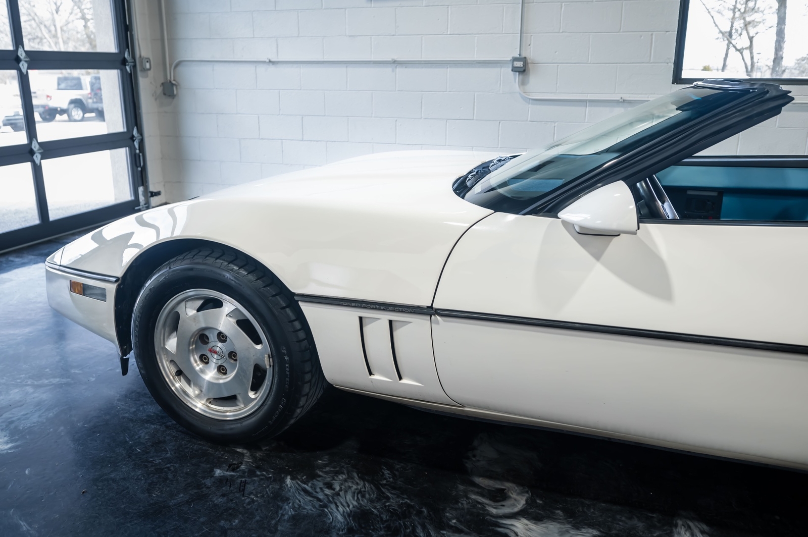 Chevrolet-Corvette-1988-Hatchback-3